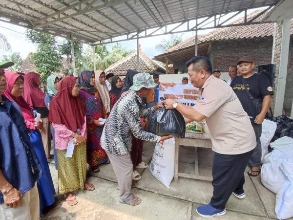 Koperasi Peternakan Unggas Sejahtera Bagikan Bantuan Korban Banjir di  Sidokumpul Patean