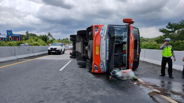 Bus Rosalia Indah Terguling di Jalan Tol Semarang-Solo KM 484 Boyolali