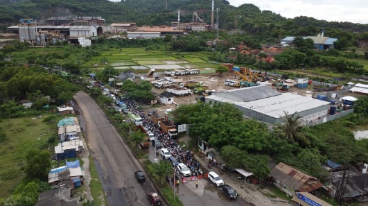 Padat Merayap! Jalur Pantai Carita Tersendat hingga 8 KM, Sistem One Way Diterapkan