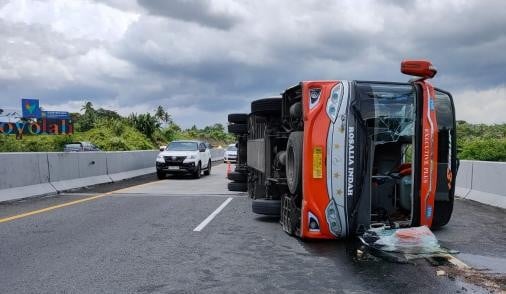 Bus Rosalia Indah Terguling di Tol Semarang-Solo, Tiga Penumpang Dilarikan ke Rumah Sakit