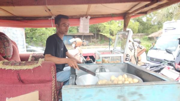 Berkah di Tengah Macet! Pedagang Tahu Bulat Laris Manis di Ciwandan