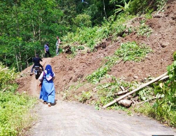 Akses Jalan di Kuningan Tertutup Longsor, BPBD Lakukan Penanganan Darurat