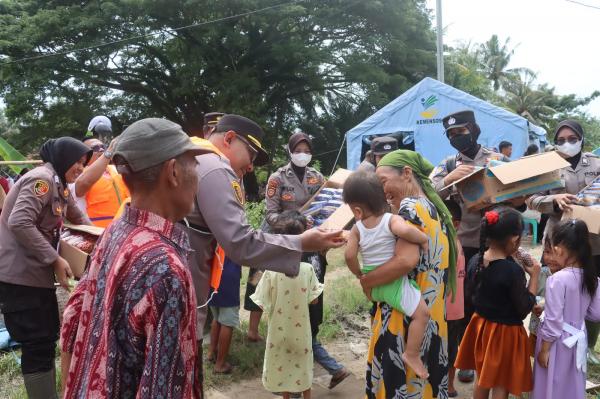 Polwan Lampung Selatan Berbagi Keceriaan dengan Anak-Anak di Pengungsian Banjir