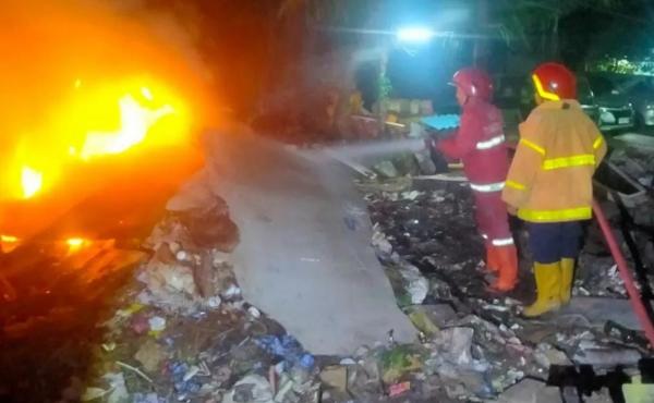 BPBD Kota Tangerang Gerak Cepat Tangani Kebakaran Tumpukan Sampah Lahan Kosong