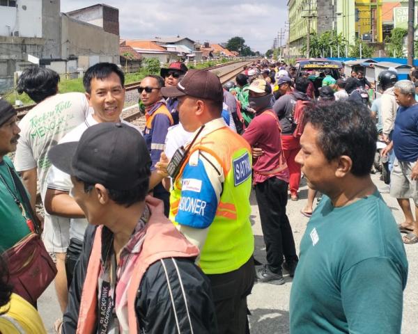 Terobos Palang Pintu, Pengendara Motor di Sidoarjo Tewas Mengenaskan Tertabrak Kereta Api