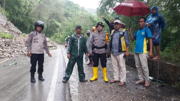 Akses Jalan Negara Jurusan Batu Putih-Kupang Normal Pasca Longsor