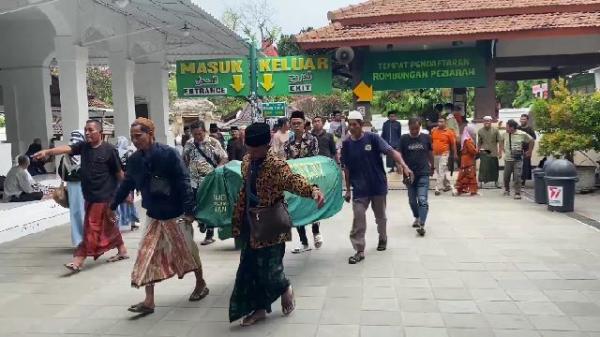 Peziarah Asal Jember Meninggal Mendadak di Area Makam Sunan Bonang Tuban