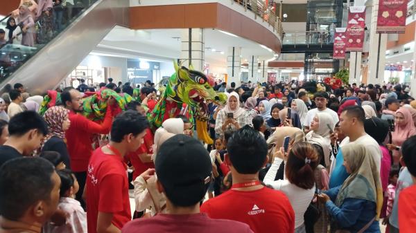 Tahun Baru Imlek 2025, Ribuan Warga Antusias Nonton Atraksi Barongsai di Plaza Asia Tasikmalaya