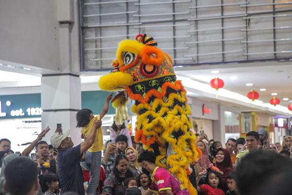 Potret Atraksi Barongsai Meriahkan Imlek 2025