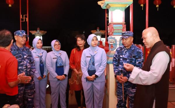 Semangat Toleransi Imlek 2025, Danlanud Husein Sastranegara Kunjungi Vihara di Kota Bandung