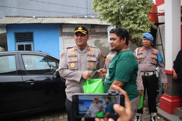 Polres Pelabuhan Tanjung Priok Bagikan Sembako untuk 50 KK Terdampak Banjir di Muara Angke