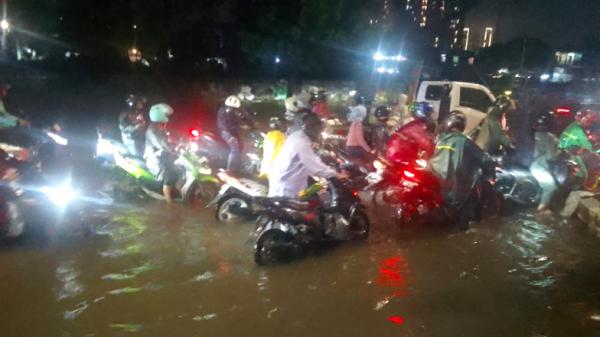 Ratusan Pengendara Sepeda Motor Terjebak Banjir di Jalan Daan Mogot