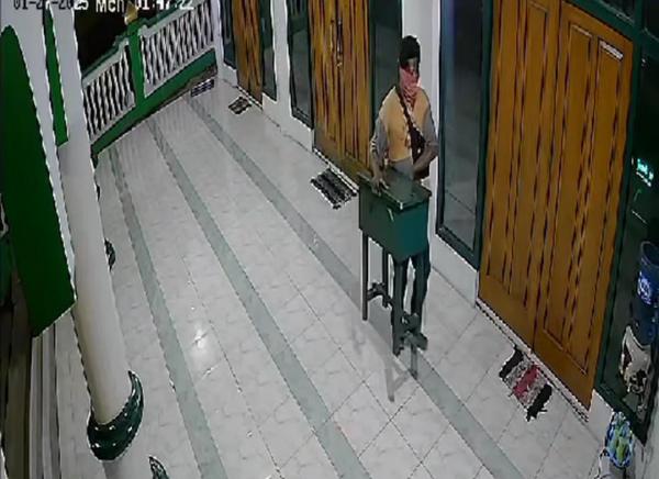 Terekam CCTV, Maling Gasak Kotak Amal Masjid di Bubulan Bojonegoro, Ini Perkiraan Isinya