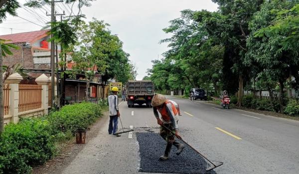 Jalan berlubang di Baureno Kerap Sebabkan Kecelakaan, Kini Telah Diperbaiki Petugas