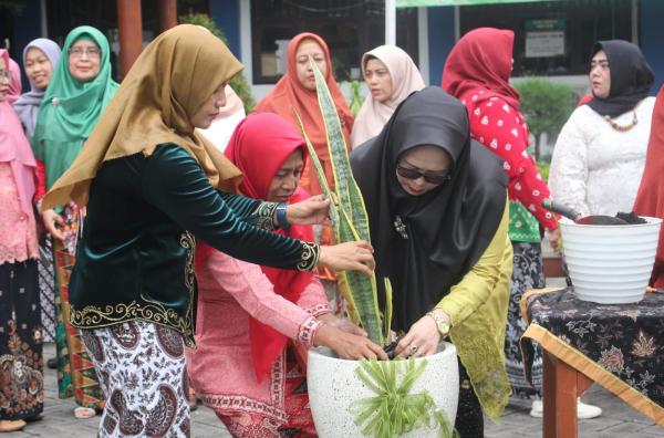 Peringati Hari Menanam SeJuta Pohon Sedunia, SMP Negeri 1 Taman Gelar Gerakan Penghijauan