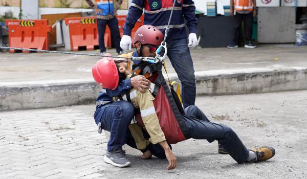 Pelindo Tingkatkan Keselamatan Kerja di Terminal Petikemas dengan Pelatihan Vertical Rescue