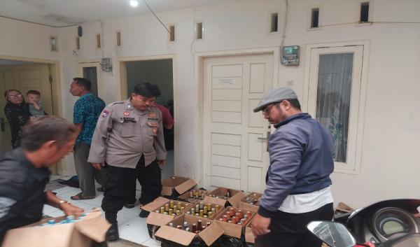 Sat Resnarkoba Polres Tasikmalaya Kota Gerebek Rumah di Tawang, Ratusan Botol Miras Diamankan