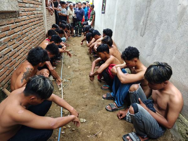 Bentrokan Antar Kelompok Remaja di Polman, Polisi Amankan Puluhan Pemuda Bersenjata Tajam