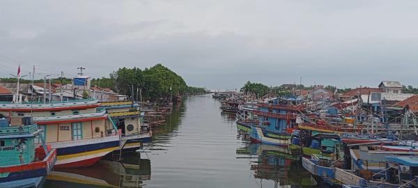 Cuaca Buruk Ratusan Nelayan Tradisional di Kota Tegal Berhenti Melaut