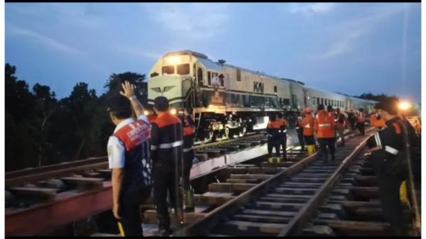 Perbaikan Rel longsor Terselesaikan, Kereta Api Airlangga Uji Coba Perlintasan Pertama Kali