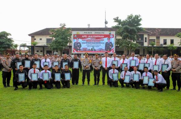 Bikin Bangga, Kinerja Anggota Reskrim dan Humas Polres Jombang Diganjar Penghargaan AKBP Ardi