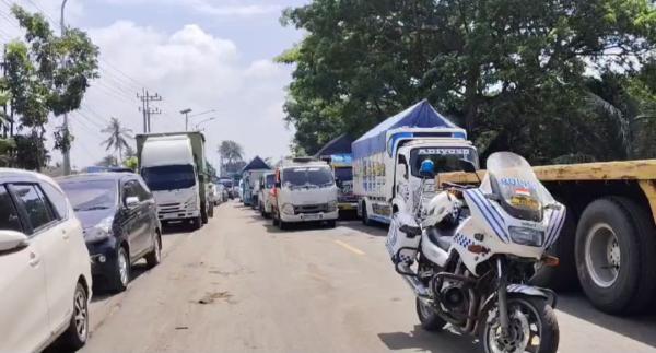 Jalur Pantura Situbondo Macet Total Tertutup Material Banjir