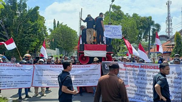 Ratusan Warga Demo di Depan Kantor Kejari Sidoarjo, Tuntut Penanganan Kasus Dugaan Pungli