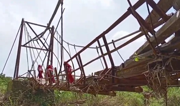 NGERI! Jembatan Gantung di Pandeglang Hampir Ambruk, Warga dan Anak Sekolah Terancam!