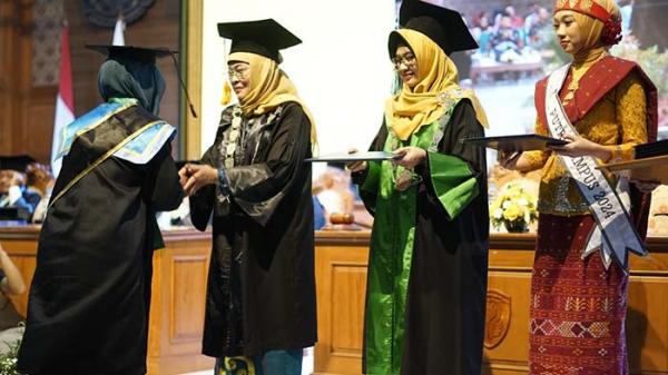 29 Wisudawan UPGRIS Lulus Tanpa Skripsi