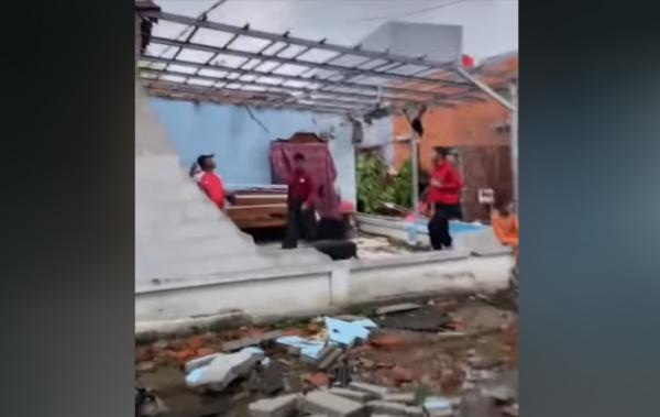 Angin Puting Beliung Porak-porandakan Sejumlah Rumah di Kampung Buwek Tambun Bekasi