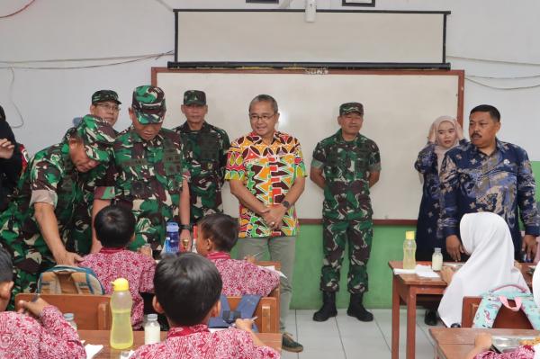 Pj Wali Kota Cimahi Dampingi Panglima TNI, Tinjau Pelaksanaan MBG di SDN Pasirkaliki Mandiri 2