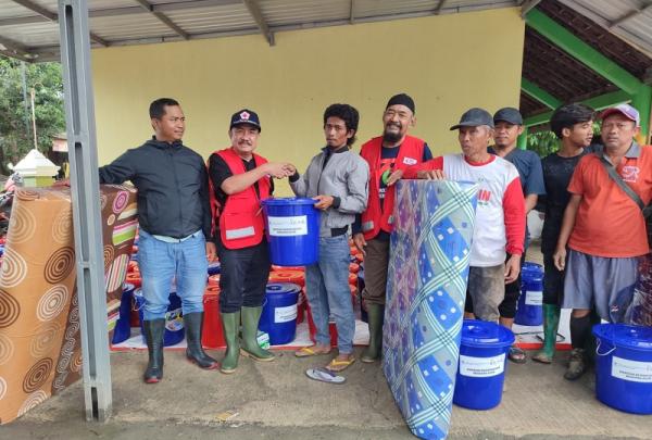 PMI Grobogan Bersama BMPD dan IPEBI Jateng Bantu Korban Tanggul Jebol di Kecamatan Gubug