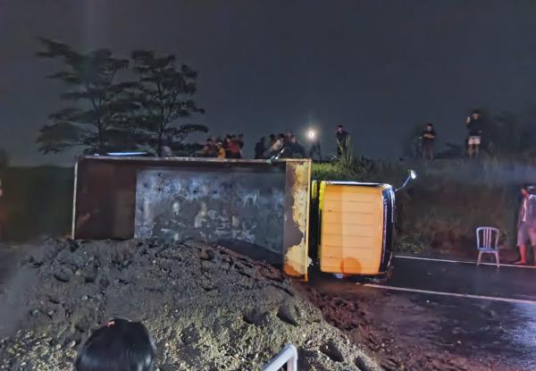 Selip, Dua Truk Tabrakan Adu Muka Hingga Picu Kemacetan Parah di Jalur Jombang-Mojokerto