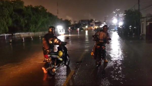 Hujan Deras Guyur Cilegon, Sejumlah Jalan Terendam, Banyak Kendaraan Terjebak Banjir