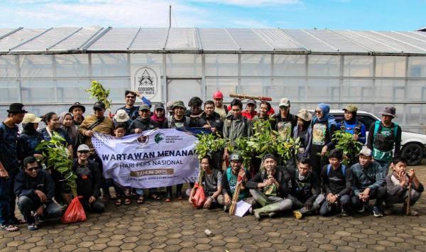 Jaga Ekosistem, PWI Kudus dan Komunitas Pekamuria Tanam Pohon di Wisata Rejenu