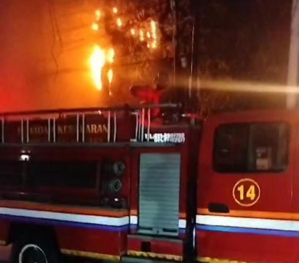 Diduga Korsleting, Kabel Listrik Depan Kantor UPTD Sukatani Bekasi Terbakar