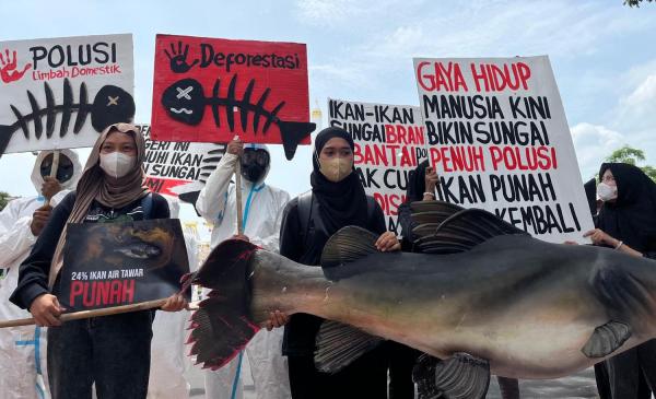 Ikan Sungai Brantas Terancam Punah Akibat Polusi, Aktivis Protes dengan Aksi Unik