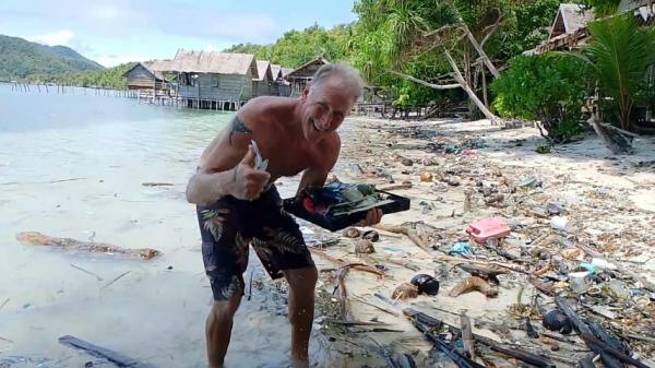 Surga Bahari Raja Ampat Dicemari Sampah Kiriman, Wisatawan Asing Menangis