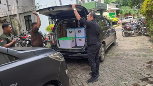 Breaking News! Kejati Banten Sita Lima Boks Dokumen dari Kantor DLH Kota Tangsel dan PT EPP