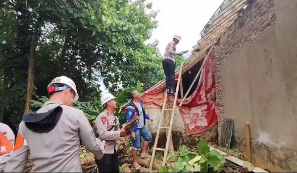 1 Rumah di Tasikmalaya Rusak Diterjang Puting Beliung, Komandan Batalyon D Pelopor Bantu Evakuasi