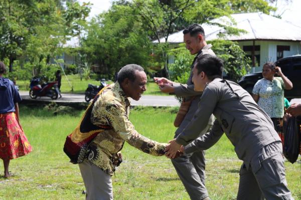 Kebersamaan dalam Doa: Satgas Ops Damai Cartenz 2025 Beribadah di GKI Pniel Yalimo