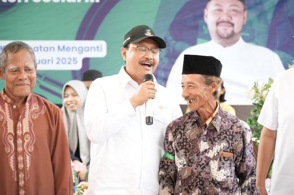 Mensos Gus Ipul Bagikan Kado Ulang Tahun Presiden Prabowo bagi Lansia di Gresik