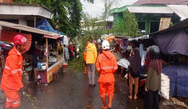 Pohon Kersen Tumbang Timpa Lapak PKL di Pasar, Ibu Eti Dilarikan ke IGD RSU Ciamis