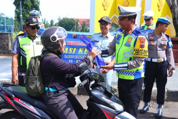 Sosialisasi Ops Keselamatan Candi 2025, Polres Pekalongan Beri Gift Pengendara Tertib Berlalu Lintas