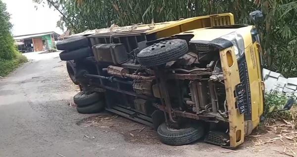 Berpapasan di Jalanan Sempit, Sebuah Truk Terguling di Jalan Raya Banjarwangi-Singajaya