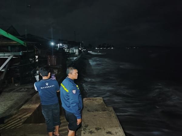 Hari Ke 3 Polsek Polewali dan Tim Tagana Tinjau Dampak Gelombang Pasang Laut Dan Banjir Rob