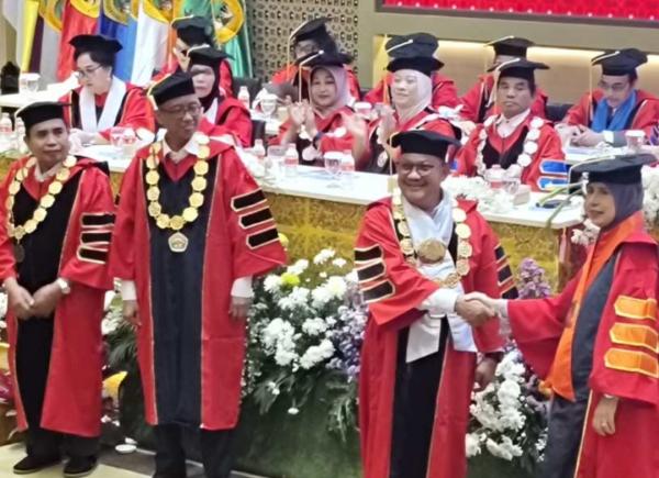 Tiga Guru Besar Baru Dikukuhkan di Untag Surabaya, Singgung Momen Unik hingga Sindiran Asam Sulfat