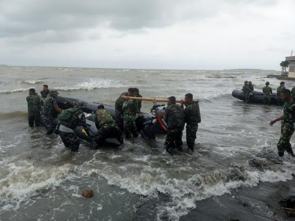 Top! Marinir TNI AL Sigap Bongkar Pagar Laut Sepanjang 2,4 Kilometer di Wilayah Tanjung Pasir