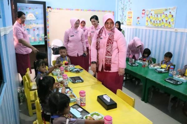 Cerianya Anak TK Kemala Bhayangkari 84 Kota Mojokerto Dapatkan Makan Bergizi dari Ketua Bhayangkari