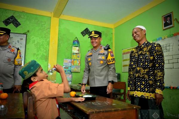 Peduli Gizi Anak, Kapolres Gresik dan Bhayangkari Berbagi Makanan Sehat di MI Ma’arif Al-Hasani